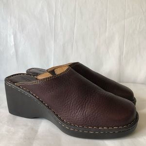 Brown’s landing Women’s leather wedge mules